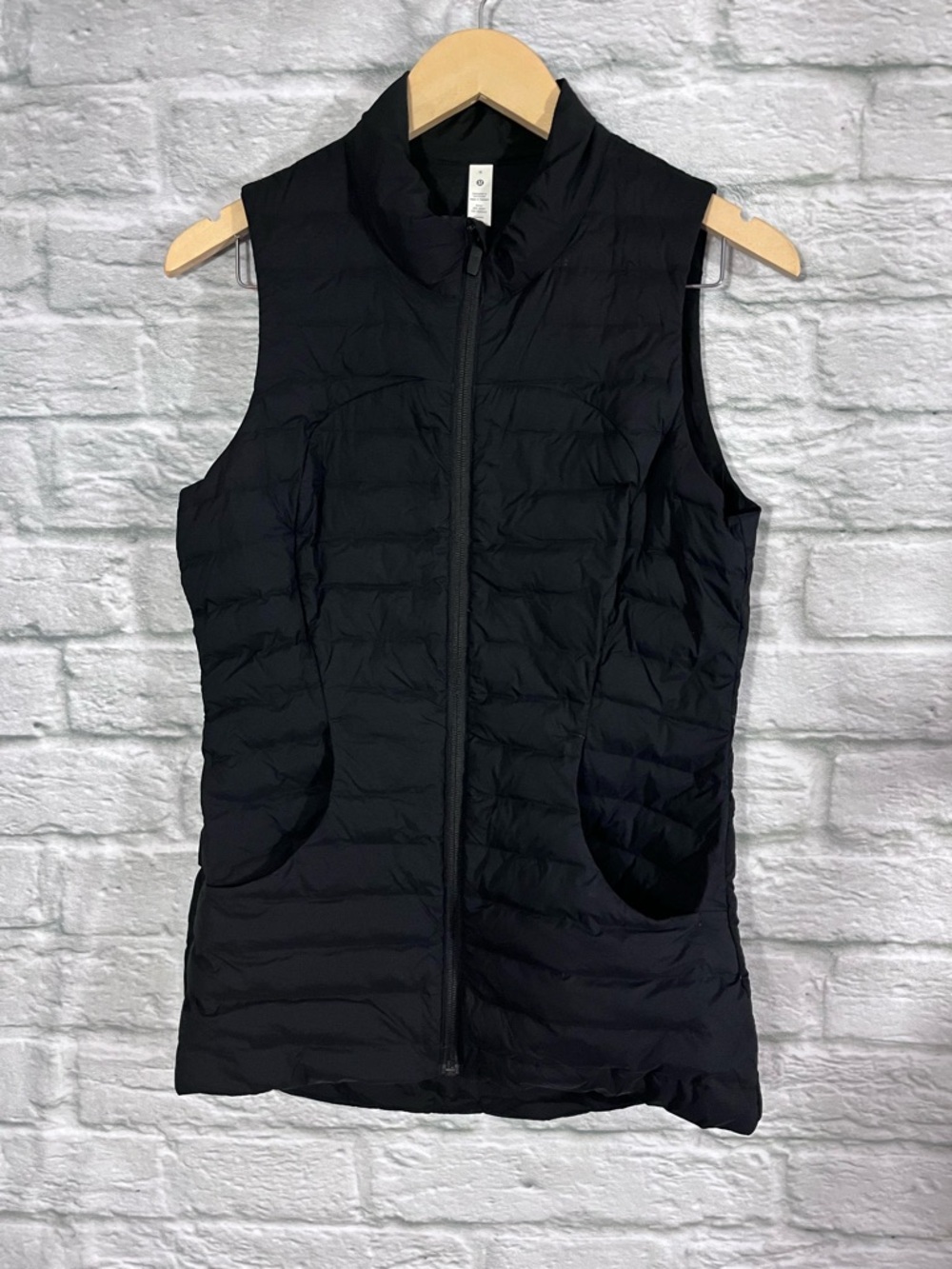 Lululemon size 6 Pack it Down Vest - Black - Windproof Waterproof 700-fill-power - Picture 6 of 16